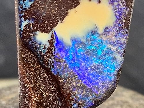 Boulder Opal Anhänger mit Bohrung, 60cm Lederband, Opal brilliantes Opalfeuer in grün, blau und lila in einer klaren gemeinen Opalschicht, Maße: 36,2mm x 19,4mm x 7,3mm, Unikat, Handgeschliffen