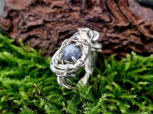 LeoLars-PABE Organischer Saphir Design Ring, Gr. 58-59 (18,6), aus 925er Solber, natürlicher Silbergrauer facettierter Saphir in Krallenfassung, natürlich, wild, Unikat, Handarbeit