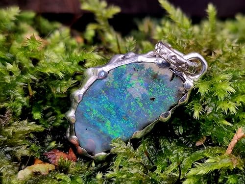 LeoLars-PABE Boulder Opal Design Anhänger aus 925er Silber mit einem traumhaften grün-blauem Opalfeuer in einer aufgeriebenen Krappenfassung, Unisex, Unikat, Handarbeit