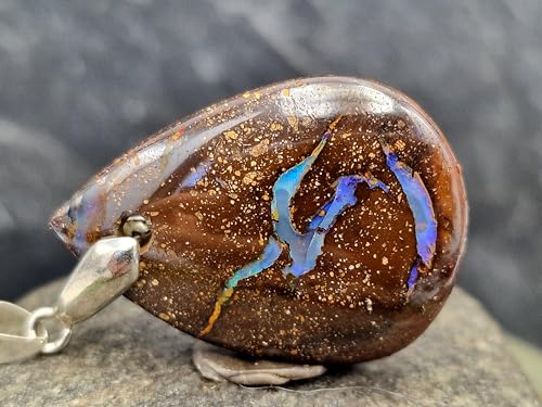 Boulder Opal Anhänger mit Frontbohrung u. Schlaufe aus 925er Silber, Opal Picture Stone mit Möwe über Meer, partielles Opalfeuer in blau und lila, Maße 33,5mm x 24,3mm x 7,3mm, Unikat, Handgeschliffen