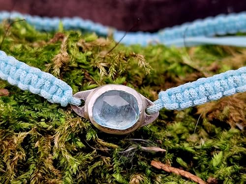 LeoLars-PABE Babyblaues Makramee Armband mit Aquamarin im Rosenschliff in einer 925er Silber Fassung, Umfang von 16-24cm, Unikat, Handarbeit