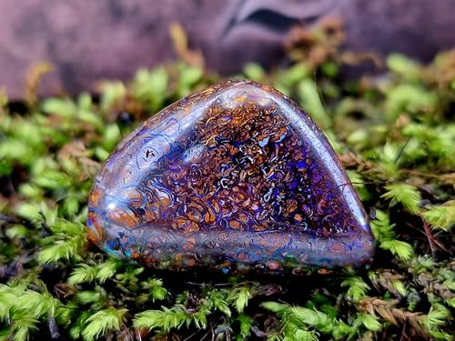 Herrlicher gebohrter Boulder Opal Anhänger mit 60cm Lederband, Opal mit tollem Muster und lila, blauen und grünen Opalfeuer, 27,7x19x8,7mm, Unikat, Handgeschliffen