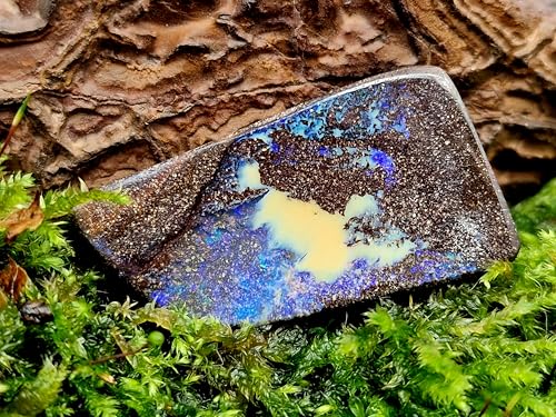 Boulder Opal Anhänger mit Bohrung, 60cm Lederband, Opal brilliantes Opalfeuer in grün, blau und lila in einer klaren gemeinen Opalschicht, Maße: 36,2mm x 19,4mm x 7,3mm, Unikat, Handgeschliffen