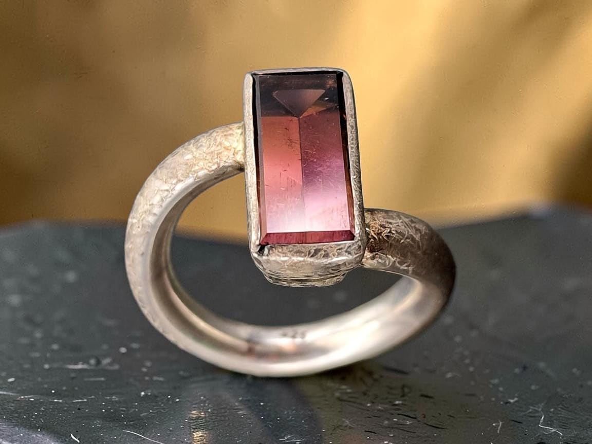 LeoLars-PABE Zweifarbiger Turmalin Design Ring aus 925er Silber, Stein von Pfirsich bis Rosa Farben, verdrehte und mattierte Ringschiene, Gr. 62 (19,7), Unikat, Handarbeit, Unisex