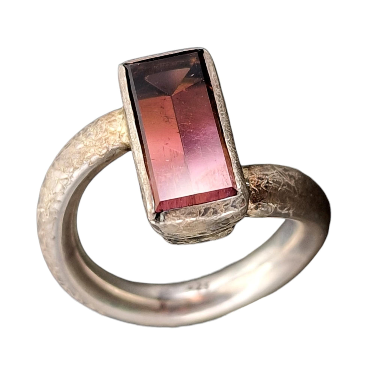 LeoLars-PABE Zweifarbiger Turmalin Design Ring aus 925er Silber, Stein von Pfirsich bis Rosa Farben, verdrehte und mattierte Ringschiene, Gr. 62 (19,7), Unikat, Handarbeit, Unisex