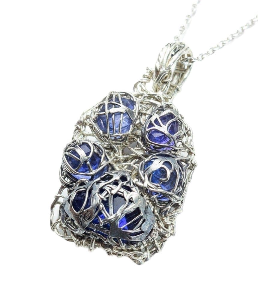 LeoLars-PABE Wilder und außergewöhnlicher Pfötchen Design Anhänger aus 925er Silber, vier Tansaniten, ein Iolith, teilgeschwärzt, mit 45cm 925er Silberkette, Unisex, Unikat, Handarbeit