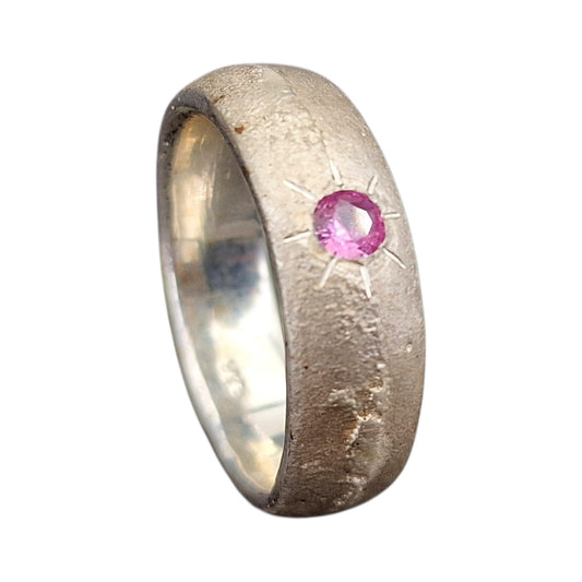 LeoLars-PABE Design Sandguss Ring, Gr.58 (18,5), Nr.163, aus 925er Silber mit eingeriebenem pinkfarbenem Saphir, typische Oberflächenstruktur, Design, Unikat