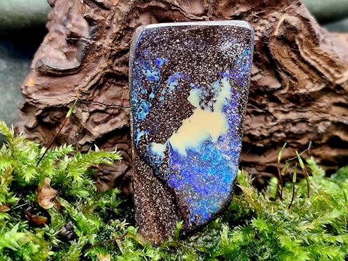 Boulder Opal Anhänger mit Bohrung, 60cm Lederband, Opal brilliantes Opalfeuer in grün, blau und lila in einer klaren gemeinen Opalschicht, Maße: 36,2mm x 19,4mm x 7,3mm, Unikat, Handgeschliffen