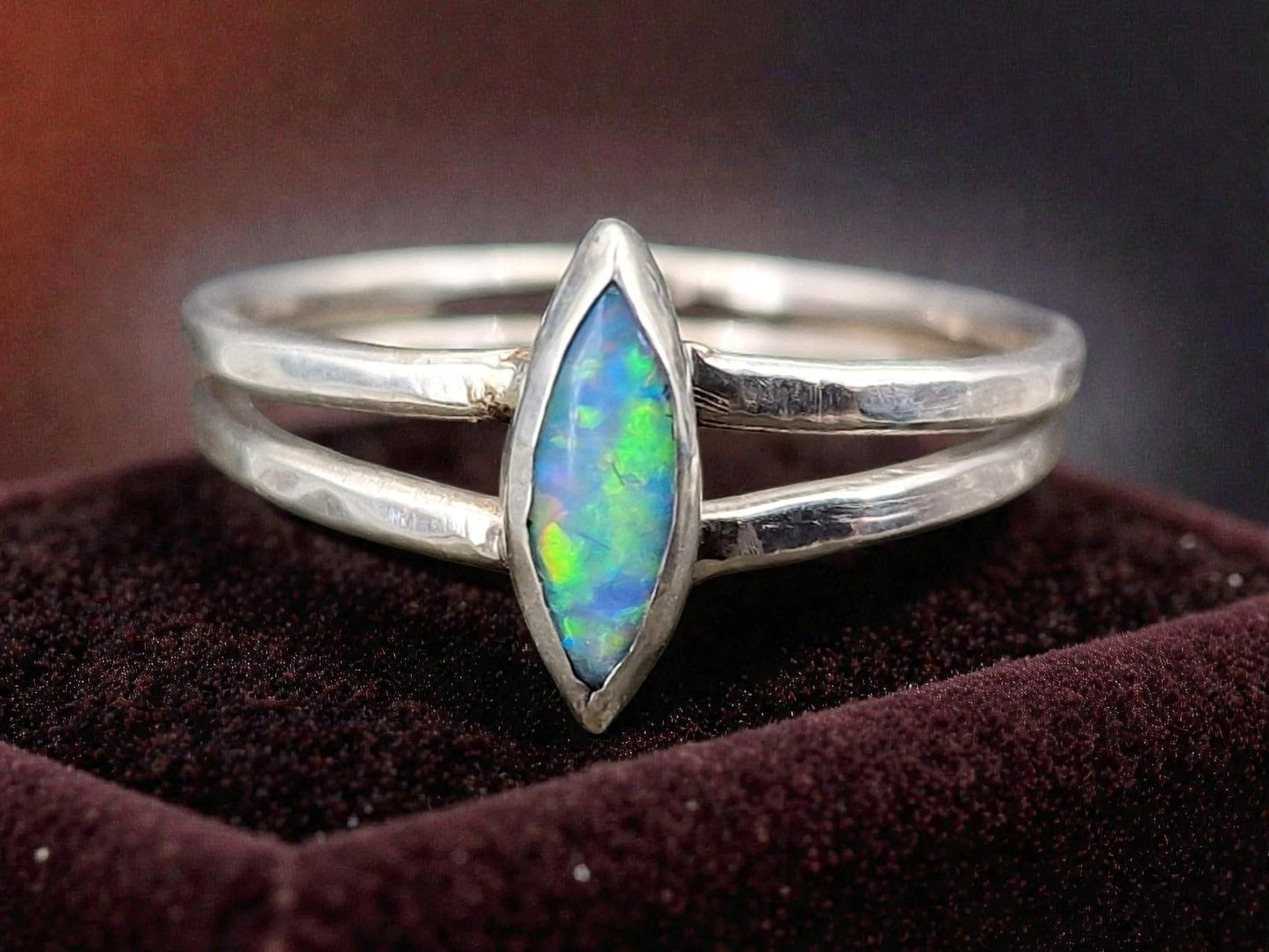 LeoLars-PABE Multicolor Lightning Ridge Opal Design Ring, aus 925er Silber, Gr. 55-56 (17,8), Opal in Navetteschliff, zierlich, Unikat, Handarbeit