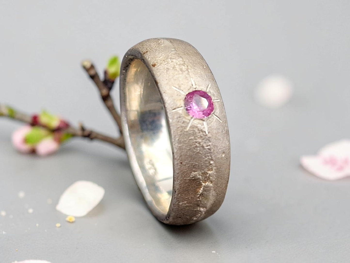 LeoLars-PABE Design Sandguss Ring, Gr.58 (18,5), Nr.163, aus 925er Silber mit eingeriebenem pinkfarbenem Saphir, typische Oberflächenstruktur, Design, Unikat