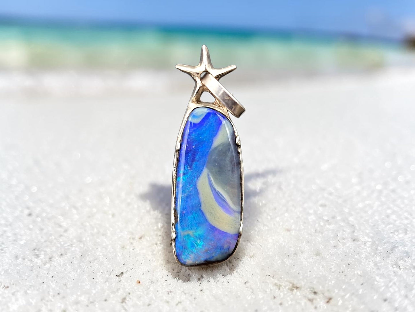LeoLars-PABE Boulder Opal Design Anhänger aus 925er Silber mit Seestern, maritimer Picture Stone mit blau-grünem Opalfeuer, Atoll, Unikat, Handarbeit, Unisex
