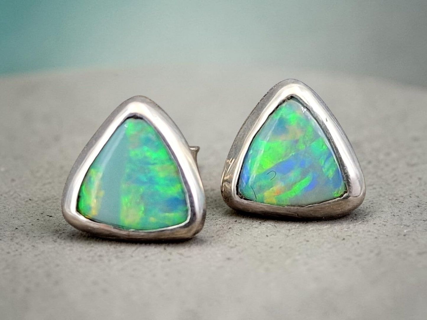 Coober Pedy Semi Chrystal Opal Ohrstecker aus 925er Silber, herrliches Multicolor Opalfeuer, Stecker mit Flügelmuttern, Unikat, Handarbeit