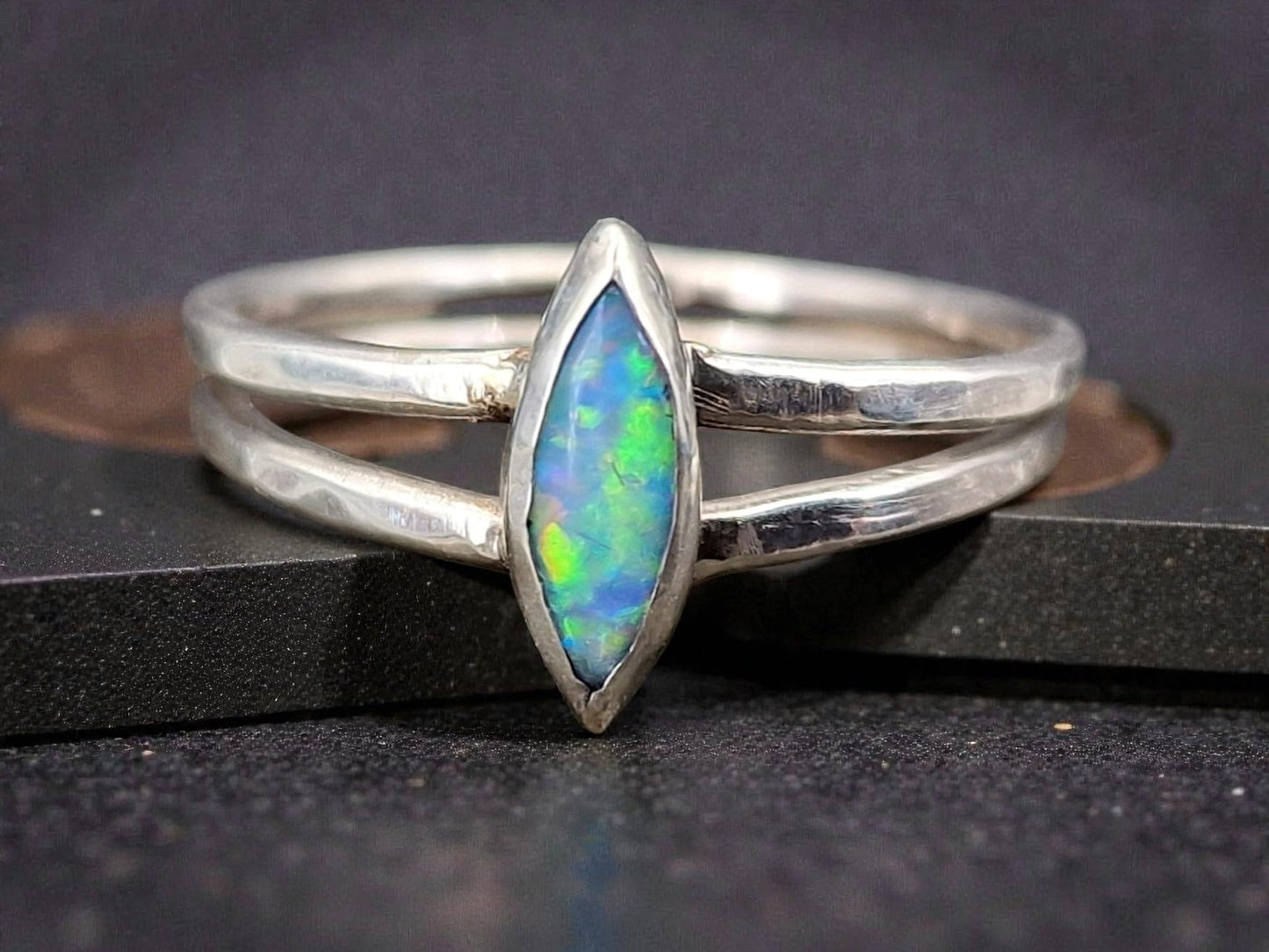 LeoLars-PABE Multicolor Lightning Ridge Opal Design Ring, aus 925er Silber, Gr. 55-56 (17,8), Opal in Navetteschliff, zierlich, Unikat, Handarbeit
