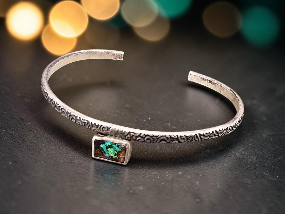 LeoLars-PABE Armreif mit aufgeprägtem Muster, teilgeschwärzt, aus 925er Silber, Boulder Opal mit grünem, blauem und rotem Opalfeuer, Unisex, Unikat, Handarbeit