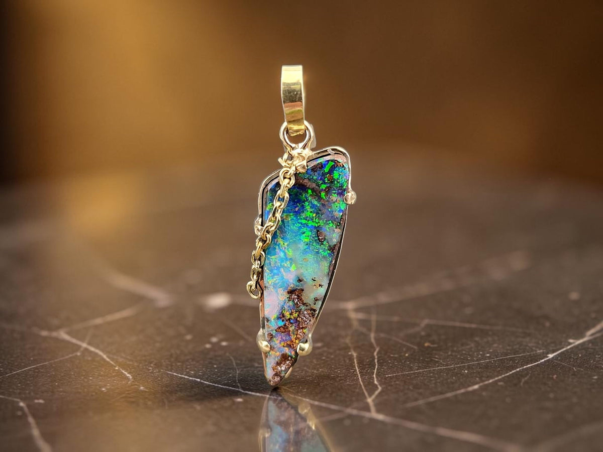LeoLars-PABE Traumhafter Boulder Opal Design Anhänger aus 585er Gelbgold, Opal mit herrlichem brilliantem Multicolor Opalfeuer, Krappenfassung, Goldkette als Designelement, Unikat, Handarbeit, Unisex