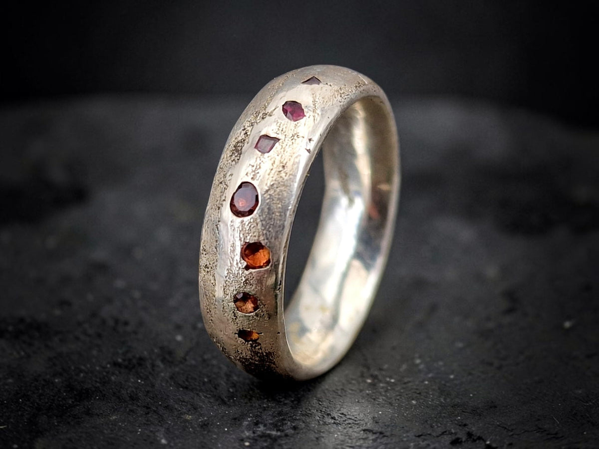 LeoLars-PABE Sandguss Design Chaos Ring aus 925er Silber, Gr.55 (17,5), Nr. 167, teilpolierte Oberfläche, eingegossene Saphire und Rubin, Unikat, Handarbeit