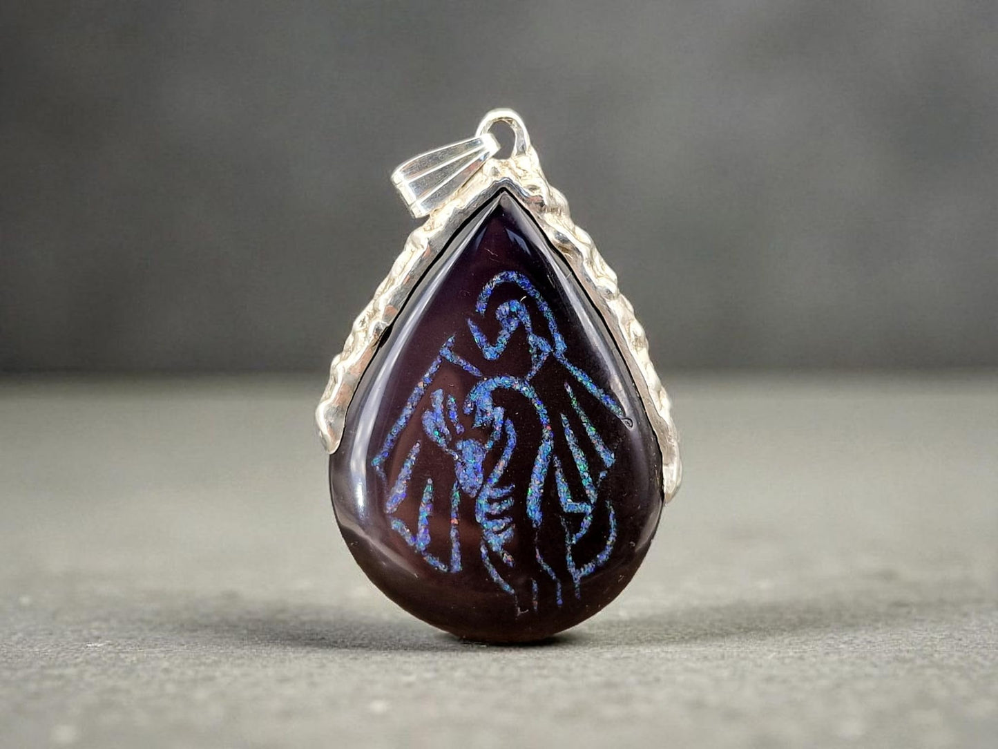 LeoLars-PABE Gecarvter Obsidian Design Anhänger mit Drache aus bunten Opalsplittern, aus 925er Silber mit organisch natürlicher Oberfläche, Drachenanhänger, Unisex, Unikat, Handarbeit