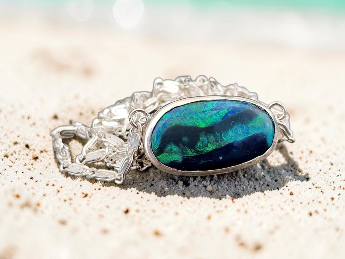 LeoLars-PABE Wunderschöner schwarzer Opal aus Lightning Ridge als Anhänger aus 925er Silber, Picture Stone mit grün-blauem Opalfeuer, incl. 45cm Silberkette Unikat, Handarbeit