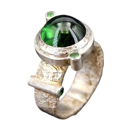 LeoLars-PABE grüner Turmalin Cabochon Design Ring mit 4 facettierten Tsavoriten aus 925er Silber, Gr. 63-64 (20,3), mit Struktur und im Bullaugen Design, Unikat, Handarbeit