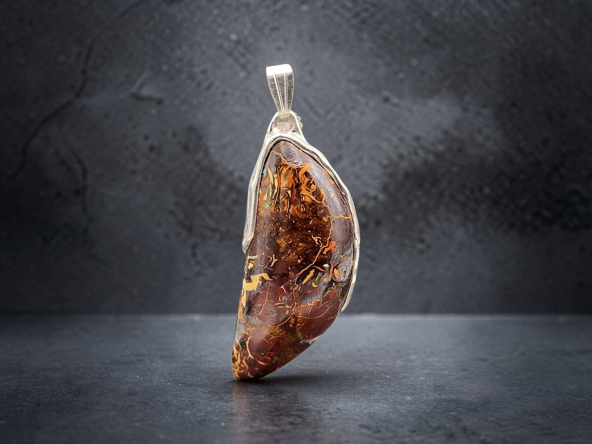 LeoLars-PABE Boulder Opal Anhänger in fließendem Halbrahmen aus 925er Silber, Picture Stone mit herrlichem Muster und partiellem Opalfeuer, Unikat, Handarbeit, Unisex