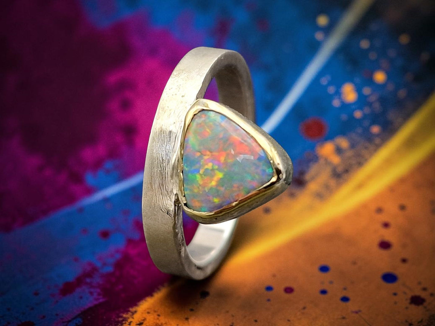 LeoLars-PABE Coober Pedy Chrystal Opal Design Ring aus 925er Silber, Gr. 57,5 (18,3), Opal mit Multicolor Opalfeuer in Gelbgold Fassung, Unikat, Handarbeit