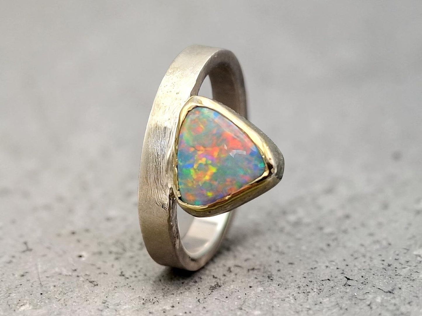 LeoLars-PABE Coober Pedy Chrystal Opal Design Ring aus 925er Silber, Gr. 57,5 (18,3), Opal mit Multicolor Opalfeuer in Gelbgold Fassung, Unikat, Handarbeit