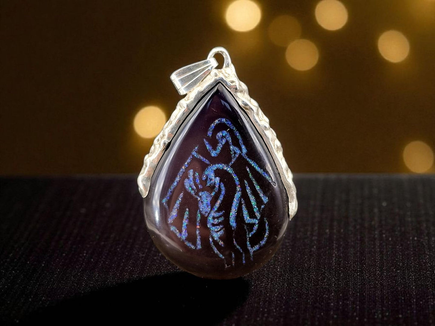 LeoLars-PABE Gecarvter Obsidian Design Anhänger mit Drache aus bunten Opalsplittern, aus 925er Silber mit organisch natürlicher Oberfläche, Drachenanhänger, Unisex, Unikat, Handarbeit