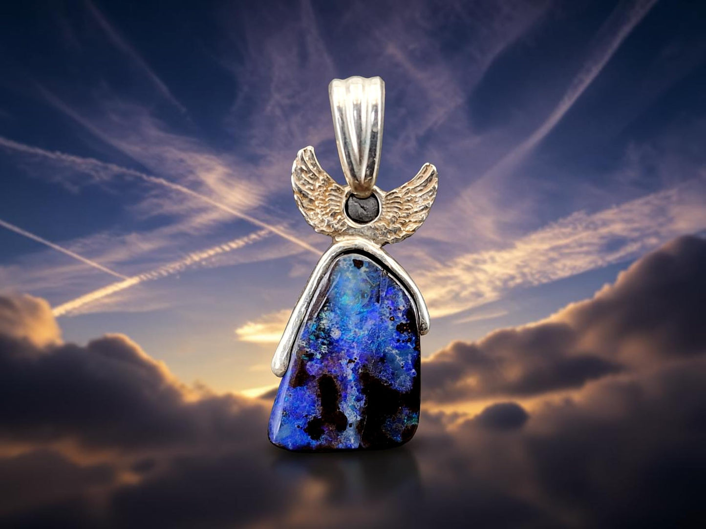 LeoLars-PABE Boulder Opal Design Anhänger aus 925er Silber, himmlisches blaues Opalfeuer, mit kleinen Flügeln, Picture Stone, Unikat, Handarbeit, Unisex