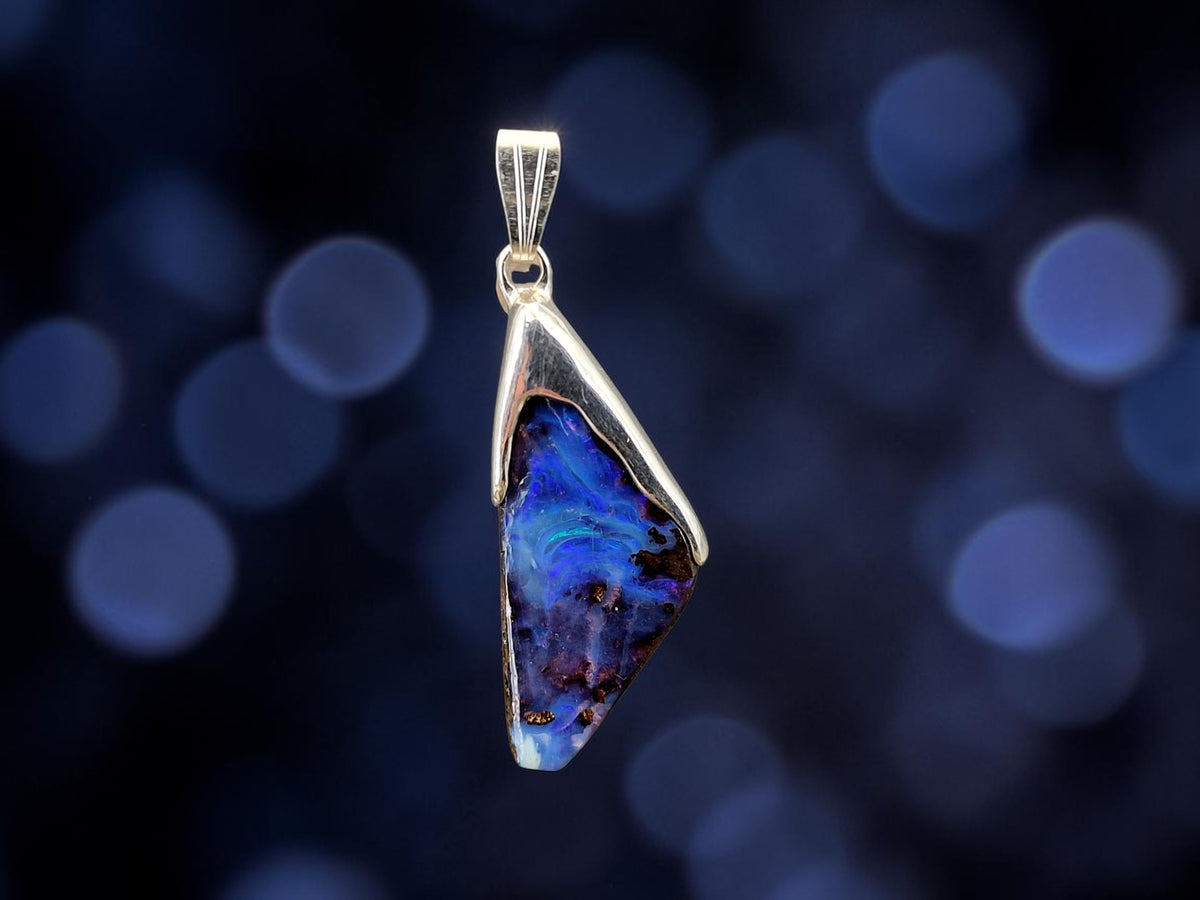 LeoLars-PABE Schlichter Boulder Opal Anhänger aus 925er Silber, Grundfarbe der gemeinen Opalschicht blau-lila mit partiellem Opalfeuer in blau-grün, Unisex, Unikat, Handarbeit