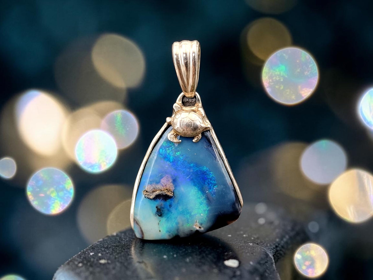 LeoLars-PABE Picture Stone Lightning Ridge Opal Design Anhänger aus 925er Silber, mit Meeresschildkröte, Atollblick, blau-grünes Opalfeuer, Unikat, Handarbeit, Unisex