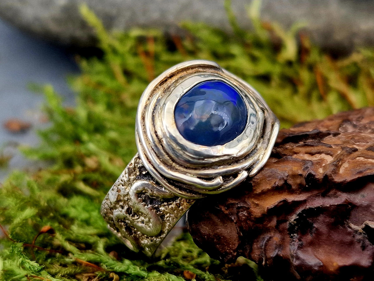 LeoLars-PABE Lightning Ridge Semi Chrystal Opal Design Ring, Gr. 64 (20,5), aus 925er Silber, teileloxiert, Opalfeuer in blau-lila mit etwas grün, Unisex, Unikat, Handarbeit