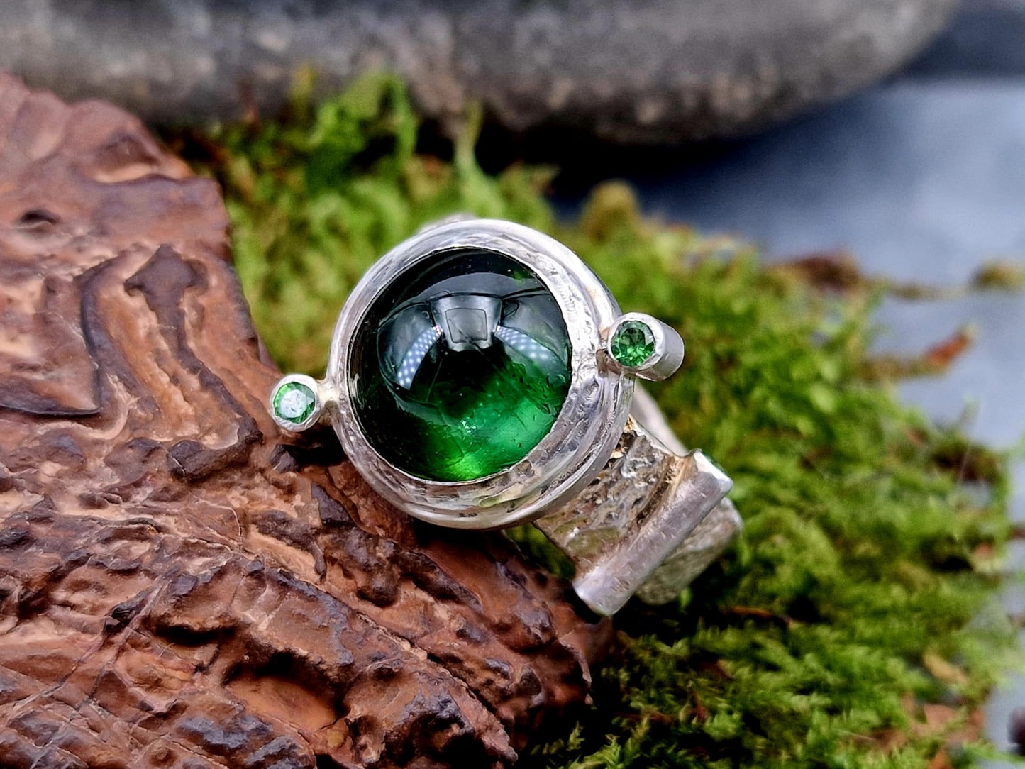 LeoLars-PABE grüner Turmalin Cabochon Design Ring mit 4 facettierten Tsavoriten aus 925er Silber, Gr. 63-64 (20,3), mit Struktur und im Bullaugen Design, Unikat, Handarbeit