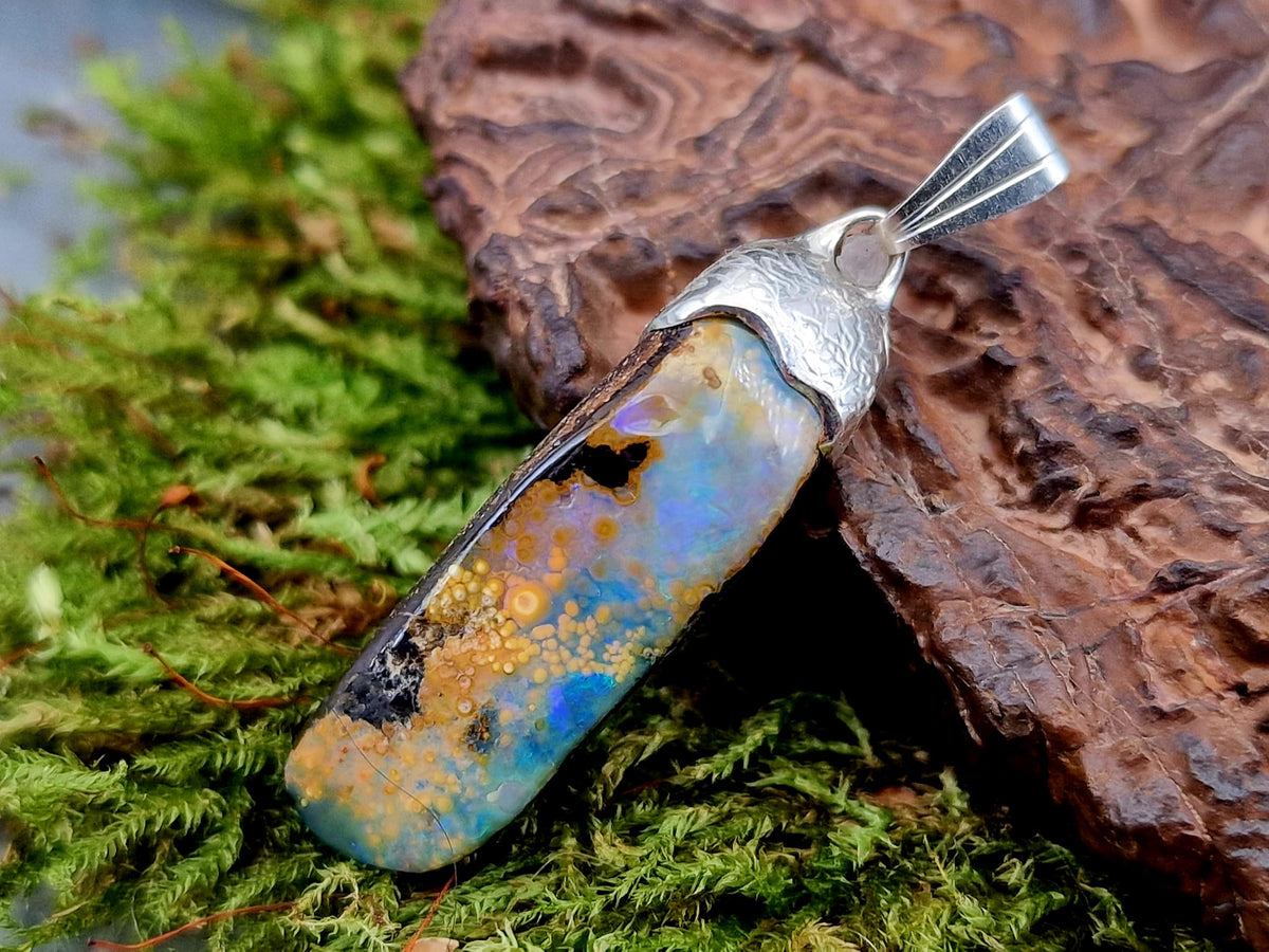 LeoLars-PABE Außergewöhnlicher Boulder Opal Anhänger aus 925er Silber, strukturiert mit tollem Muster und gemeiner Opalschicht, partielles Opalfeuer in grün und blau, Unisex, Unikat, Handarbeit