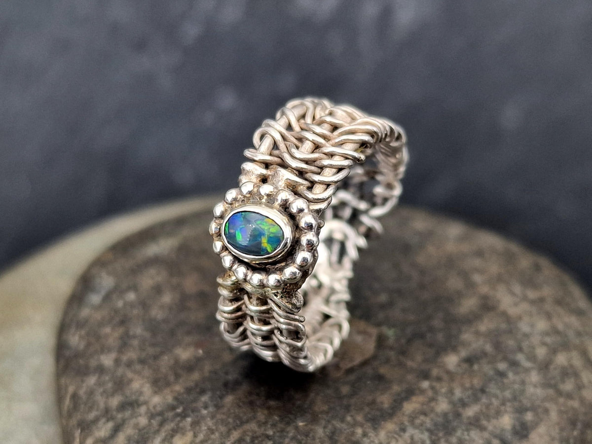 LeoLars-PABE Schwarzer Opal Design Ring, Gr. 57 (18,3), aus 925er Silber, wild geflochtenes Design, mehrfarbiges Opalfeuer, magisch, mystisch, Stapelring, Unikat, Handarbeit