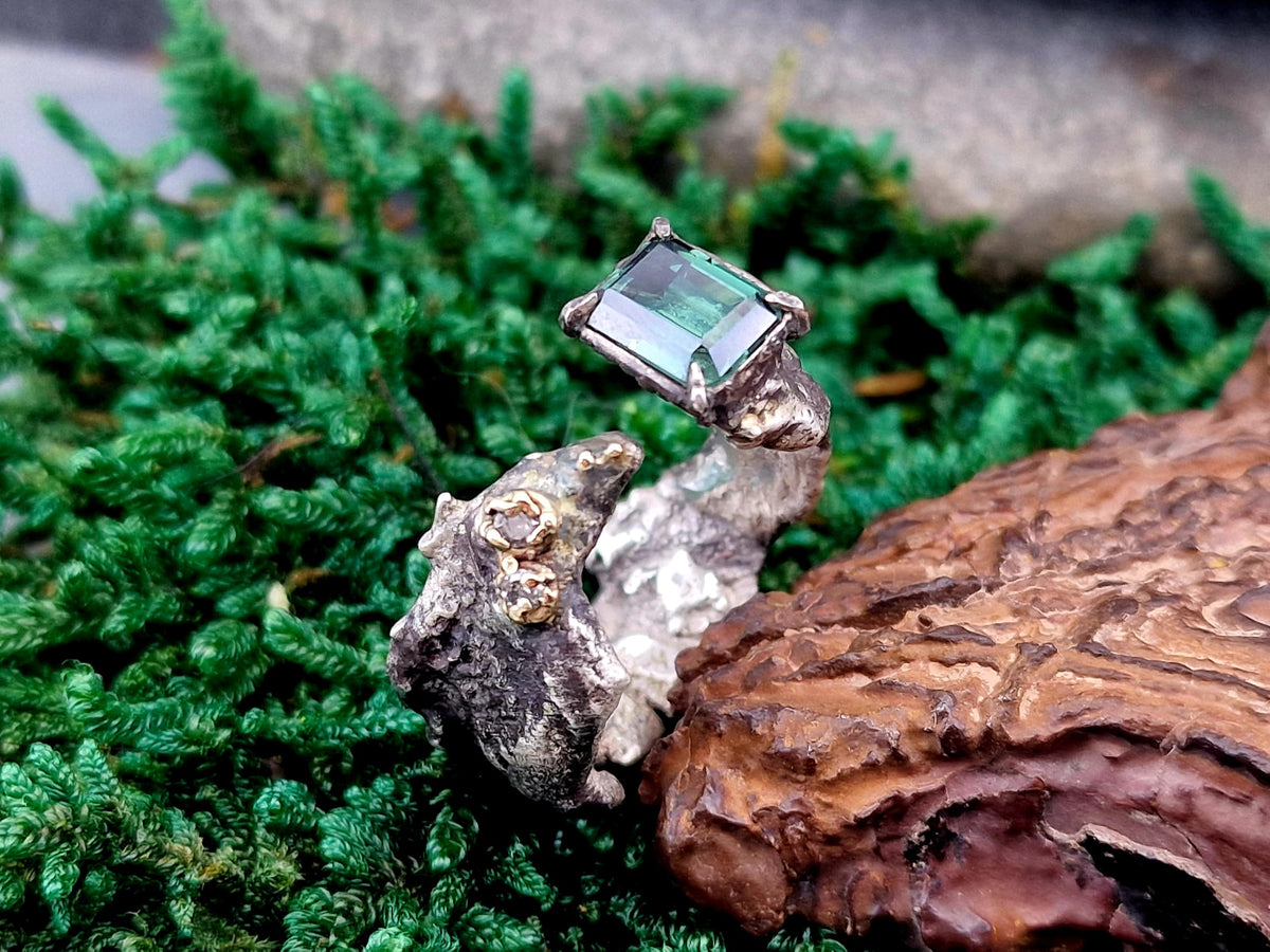 LeoLars-PABE Krasser grüner Turmalin Design Ring, Gr.56-57 (18), teilgeschwärztes 925er Silber mit Gelbgold Elementen, Kunstschmuck, Unikat, Handarbeit, oben offen, Kunstwerk, außergewöhnlich
