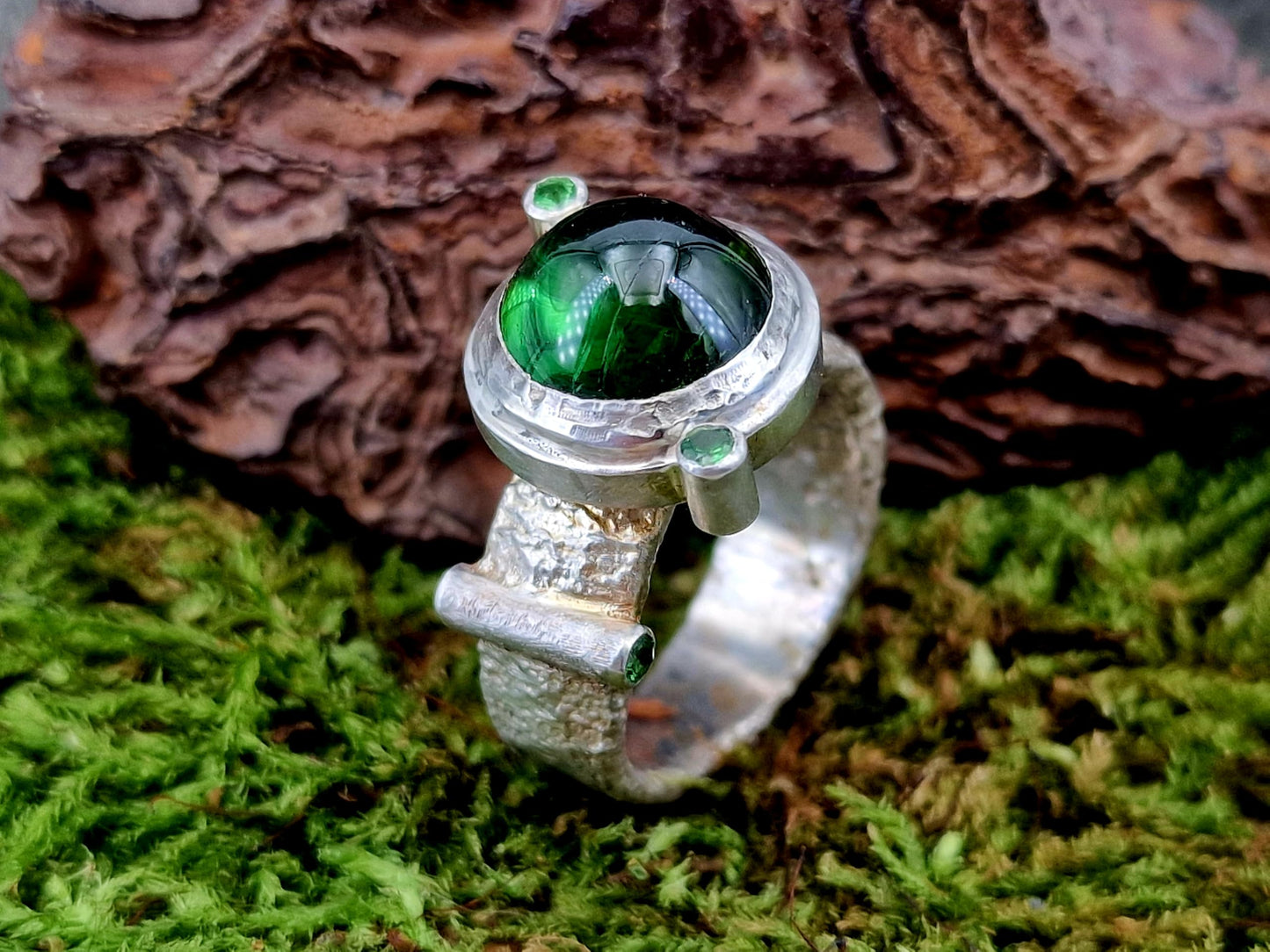 LeoLars-PABE grüner Turmalin Cabochon Design Ring mit 4 facettierten Tsavoriten aus 925er Silber, Gr. 63-64 (20,3), mit Struktur und im Bullaugen Design, Unikat, Handarbeit