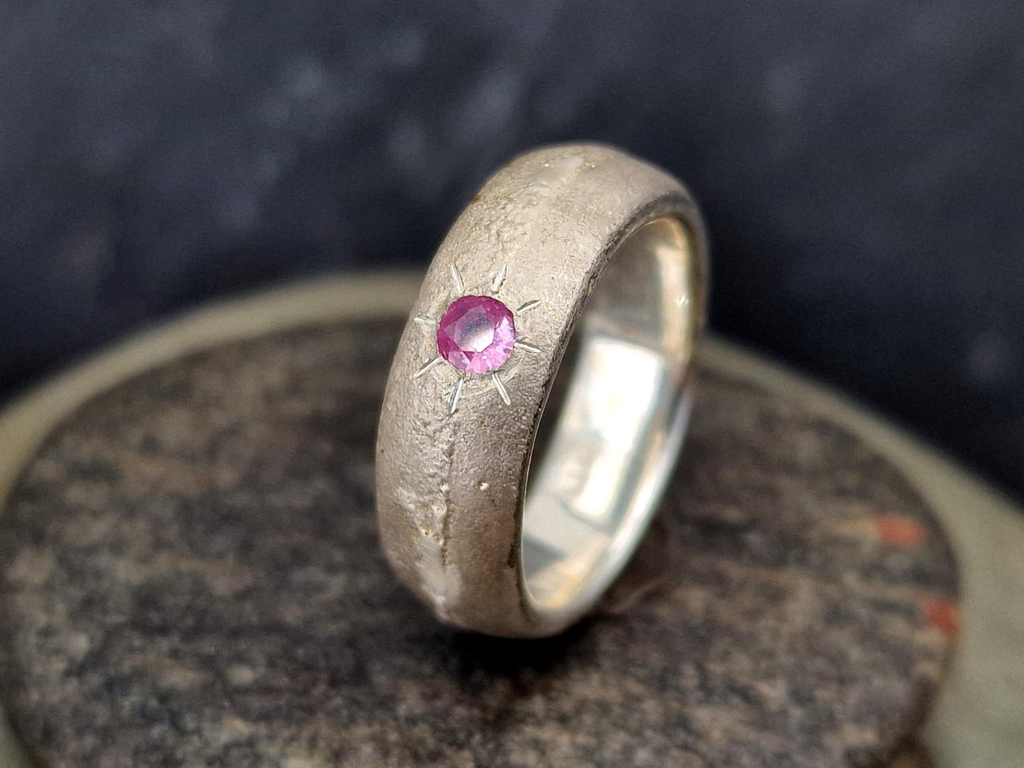 LeoLars-PABE Design Sandguss Ring, Gr.58 (18,5), Nr.163, aus 925er Silber mit eingeriebenem pinkfarbenem Saphir, typische Oberflächenstruktur, Design, Unikat