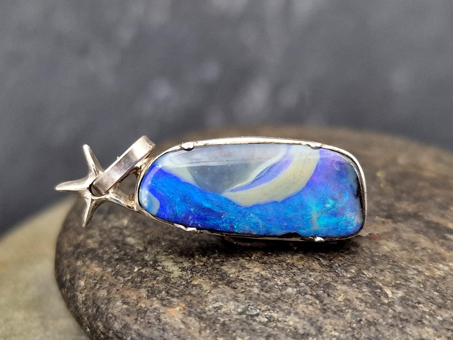 LeoLars-PABE Boulder Opal Design Anhänger aus 925er Silber mit Seestern, maritimer Picture Stone mit blau-grünem Opalfeuer, Atoll, Unikat, Handarbeit, Unisex