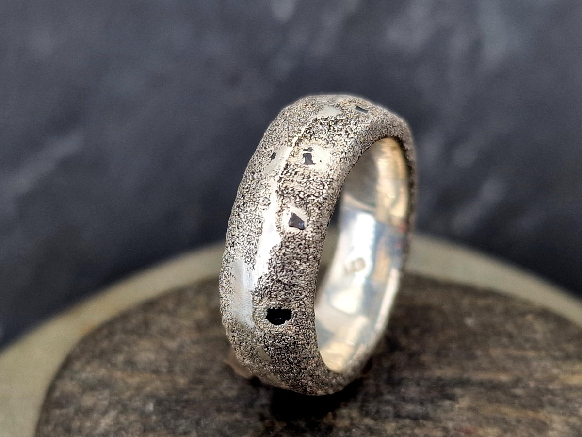 LeoLars-PABE Sandguss Design Chaos Ring, Gr. 57 (18,3), Nr.168, aus 925er Silber, typische Oberflächen Struktur, blaue Saphire, Unikat, Handarbeit