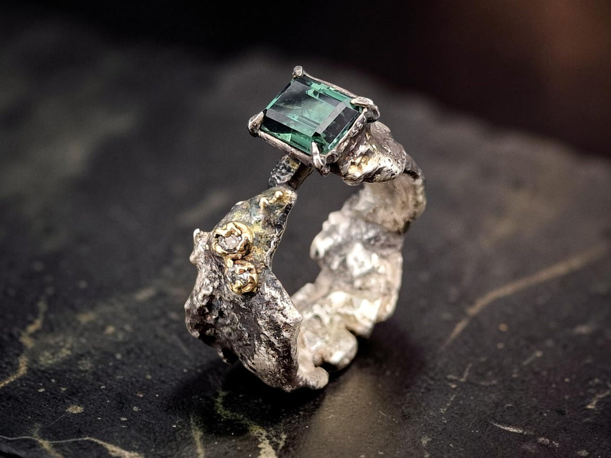 LeoLars-PABE Krasser grüner Turmalin Design Ring, Gr.56-57 (18), teilgeschwärztes 925er Silber mit Gelbgold Elementen, Kunstschmuck, Unikat, Handarbeit, oben offen, Kunstwerk, außergewöhnlich