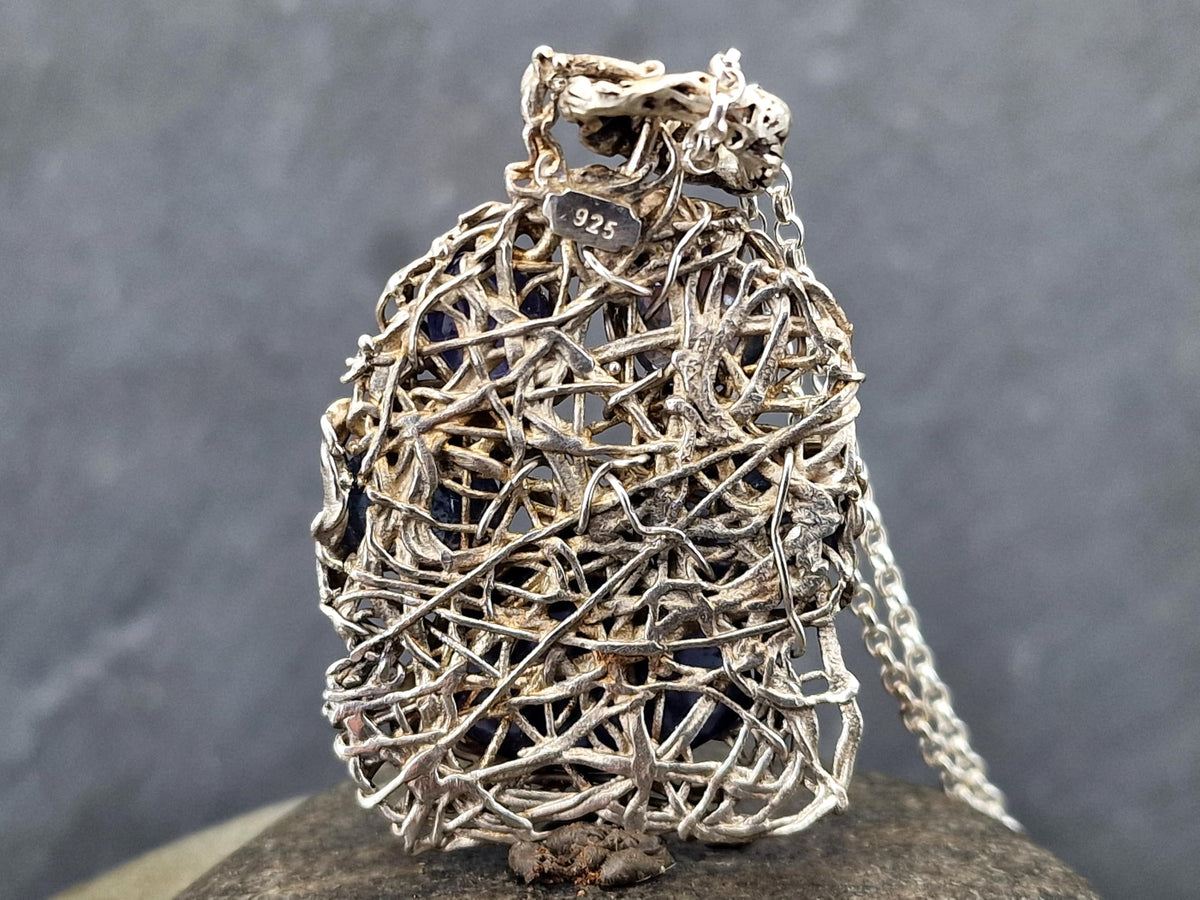 LeoLars-PABE Wilder und außergewöhnlicher Pfötchen Design Anhänger aus 925er Silber, vier Tansaniten, ein Iolith, teilgeschwärzt, mit 45cm 925er Silberkette, Unisex, Unikat, Handarbeit