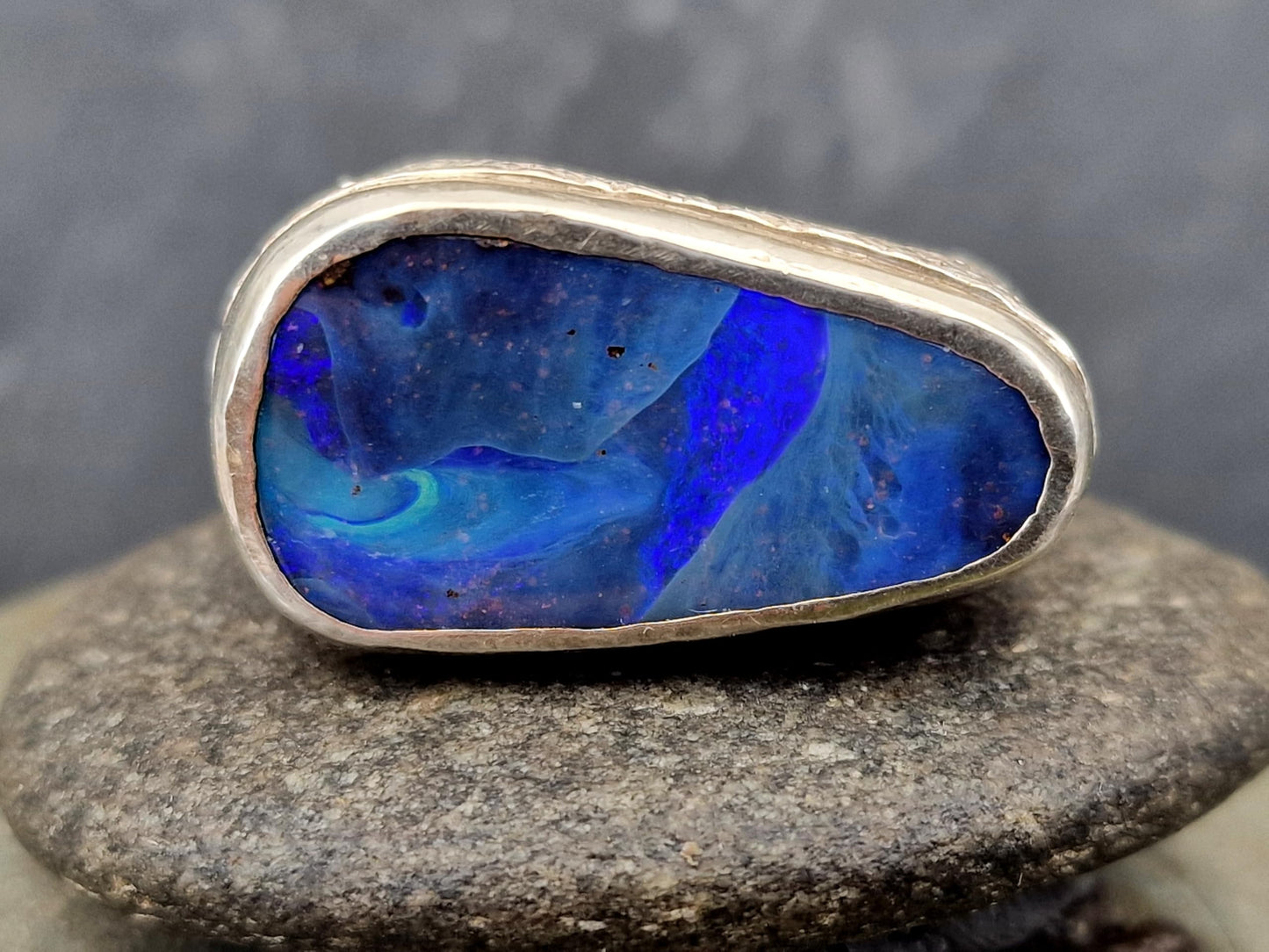 LeoLars-PABE sehr großer und schwerer Boulder Opal Design Ring aus 925er Silber, Gr.61 (19,5), mit Oberflächen Struktur, Opal mit blauem und grünen Opalfeuer, Unisex, Unikat, handarbeit