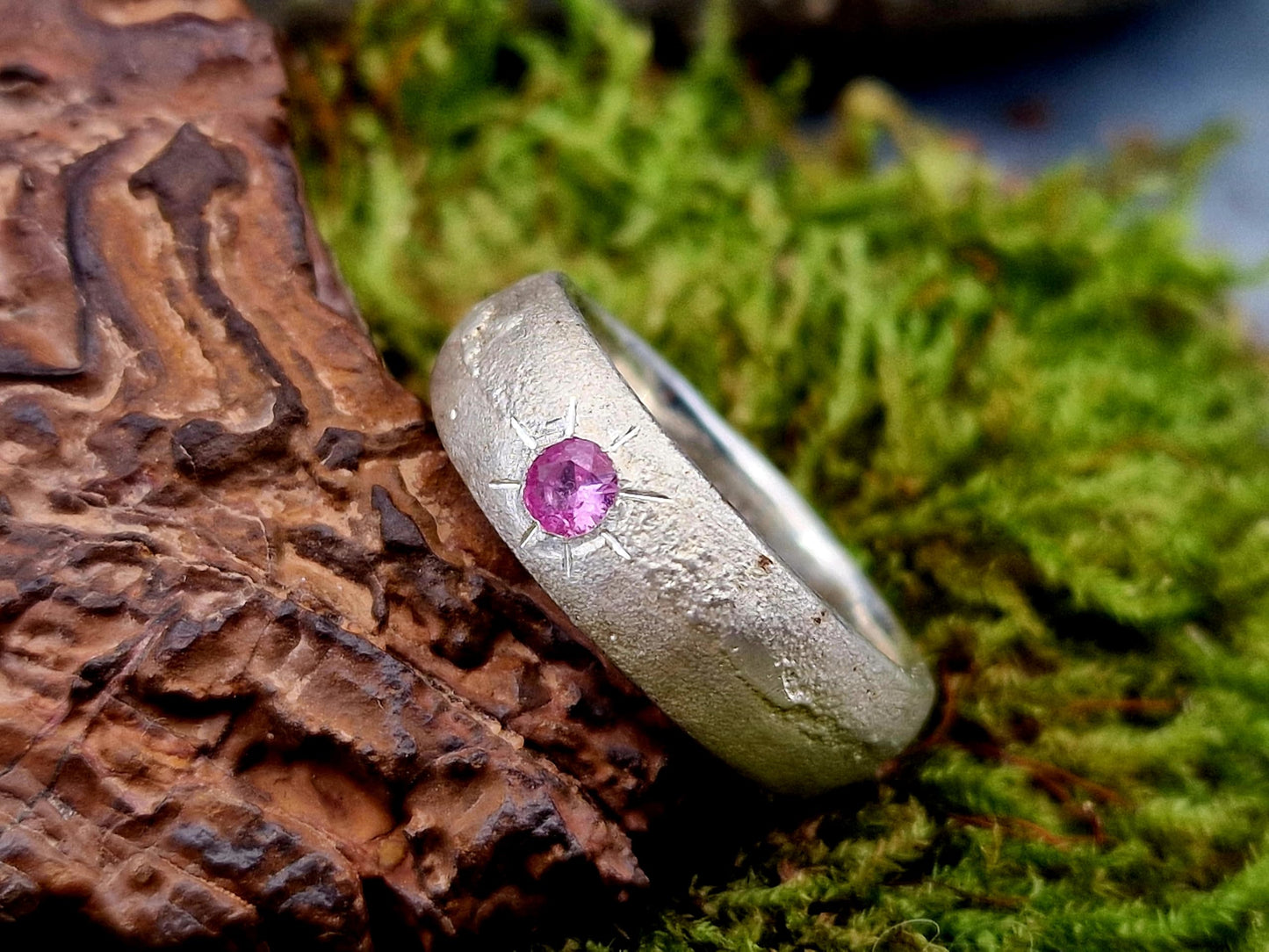 LeoLars-PABE Design Sandguss Ring, Gr.58 (18,5), Nr.163, aus 925er Silber mit eingeriebenem pinkfarbenem Saphir, typische Oberflächenstruktur, Design, Unikat