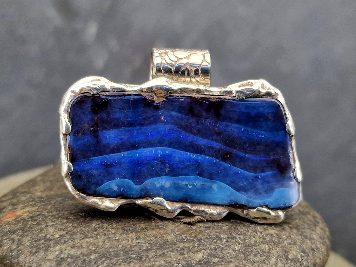 LeoLars-PABE Boulder Opal Meeresrauschen Design Anhänger aus 925er Silber, Picture Stone wie Meereswellen, verschiedene blautöne, geprägte 925 Silberrohr Aufhängung, Unisex, Unikat, Handarbeit