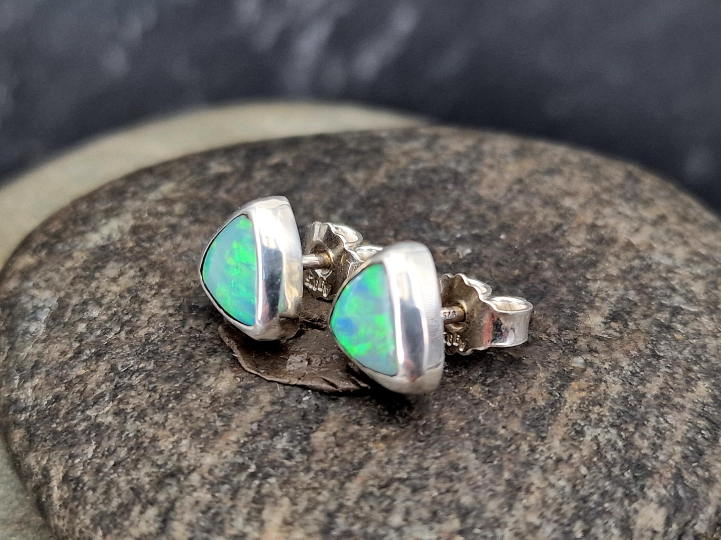 Coober Pedy Semi Chrystal Opal Ohrstecker aus 925er Silber, herrliches Multicolor Opalfeuer, Stecker mit Flügelmuttern, Unikat, Handarbeit