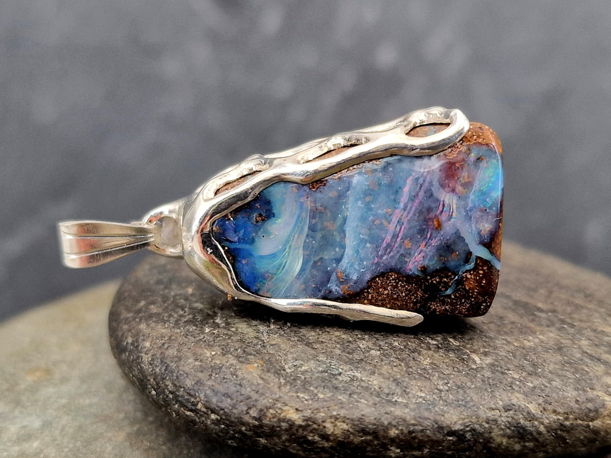 LeoLars-PABE Anhänger mit Boulder Opal aus 925er Silber, im Gitterdesign von der Seitenansicht, Picture Stone mit tollem Muster und Opalfeuer in verschiedenen Farben, Unikat, Handarbeit, Unisex