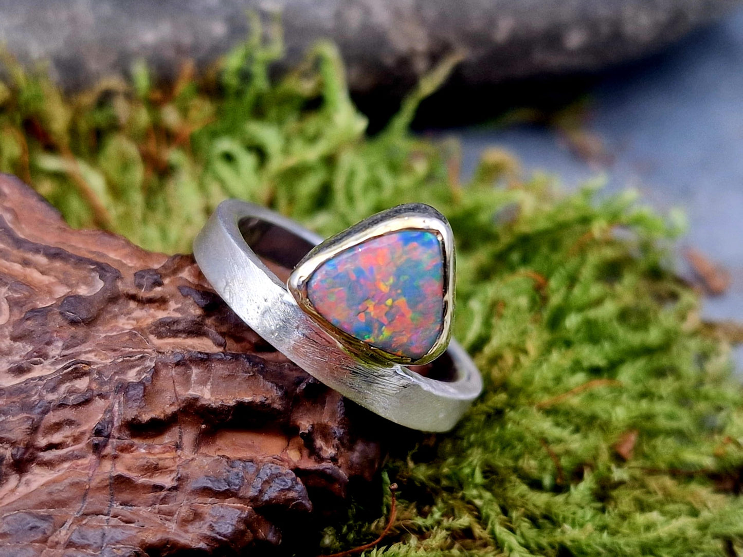 LeoLars-PABE Coober Pedy Chrystal Opal Design Ring aus 925er Silber, Gr. 57,5 (18,3), Opal mit Multicolor Opalfeuer in Gelbgold Fassung, Unikat, Handarbeit