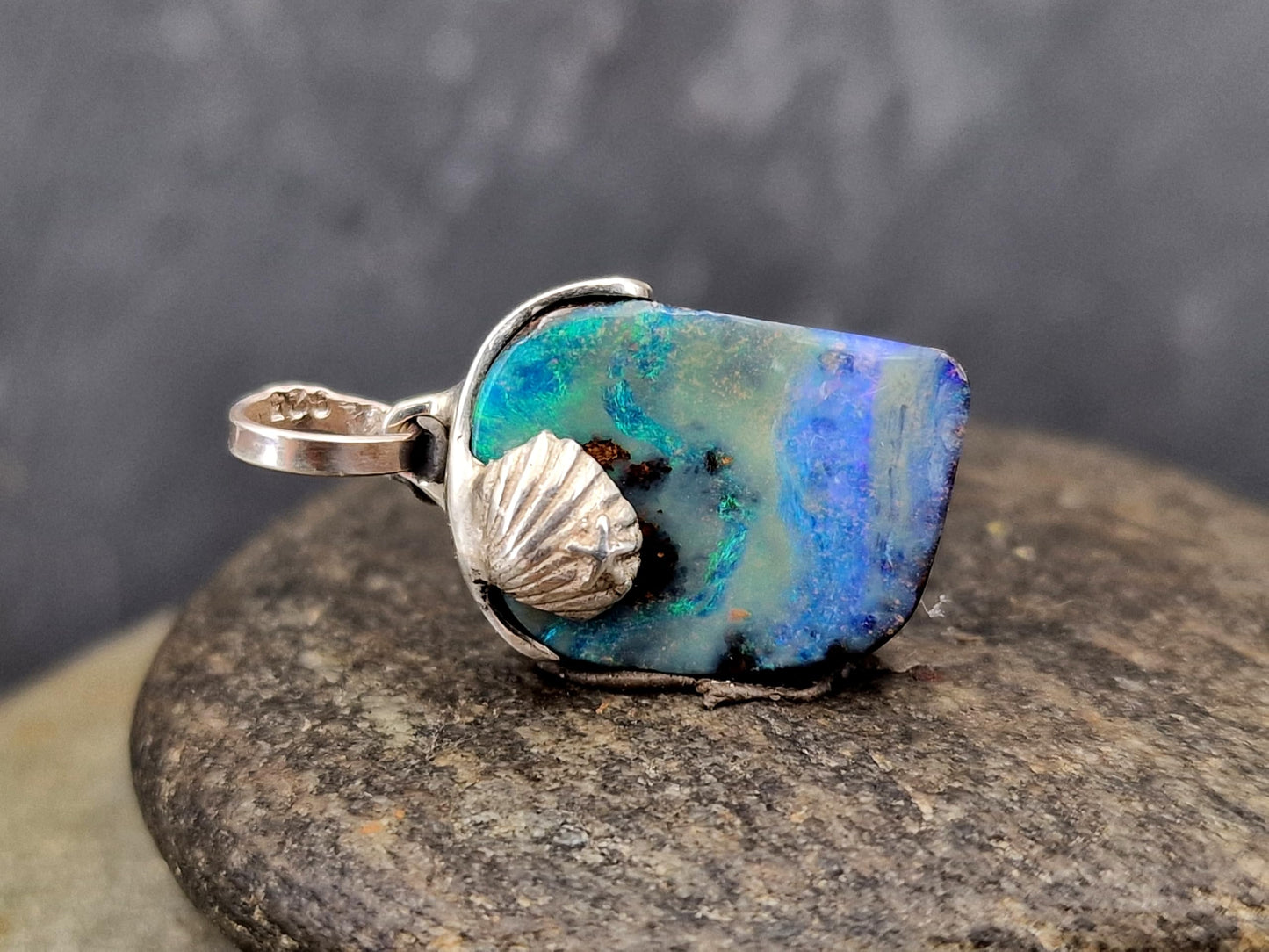 LeoLars-PABE Boulder Opal Anhänger, maritimes Design aus 925er Silber mit Muschel und Seestern, blau-grünes Opalfeuer, Unikat, Handarbeit, Unisex