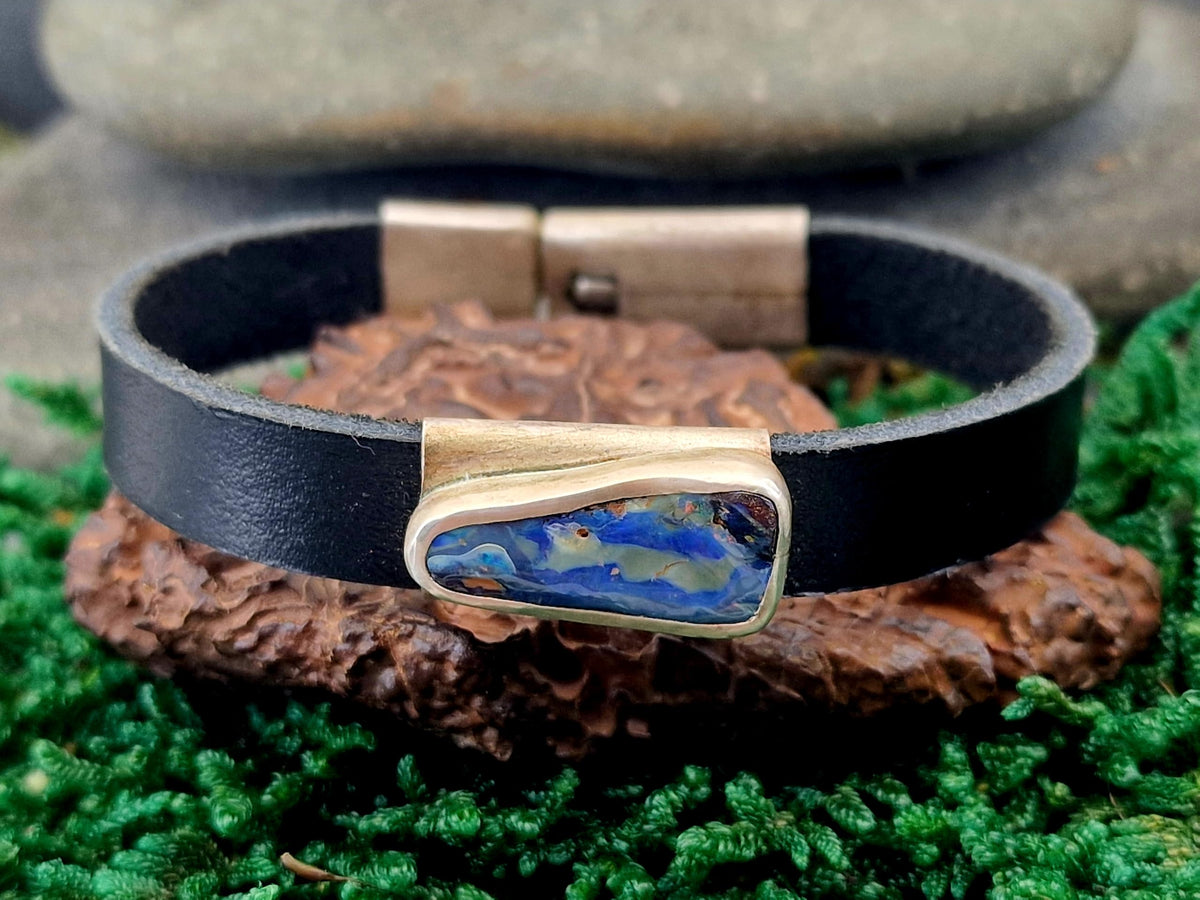 LeoLars-PABE Lederarmband mit Boulder Opal, mit 925er Silber, Opal mit Picture Stone mit partiellem bunten Opalfeuer, Unisex, Unikat, Handarbeit, Gesamtlänge 20cm