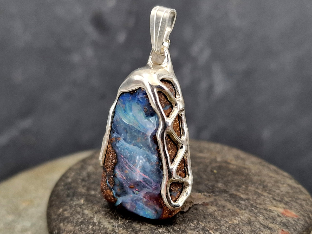 LeoLars-PABE Anhänger mit Boulder Opal aus 925er Silber, im Gitterdesign von der Seitenansicht, Picture Stone mit tollem Muster und Opalfeuer in verschiedenen Farben, Unikat, Handarbeit, Unisex